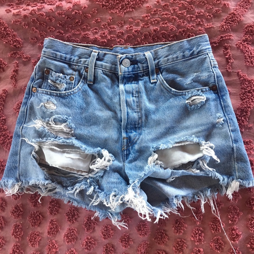 Lightwash Levi shorts